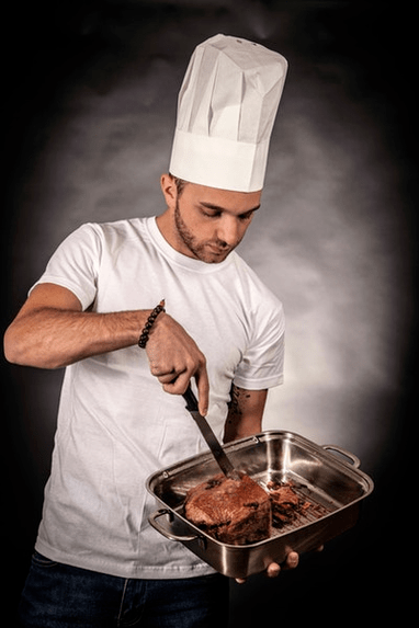 Un bărbat pregătește carne pentru potență